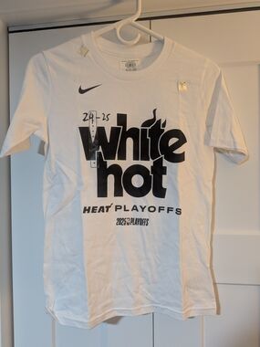 Nike Miami HEAT White Hot 2025 NBA Playoffs Mantra Tee Size M 10/12 Unisex Kids